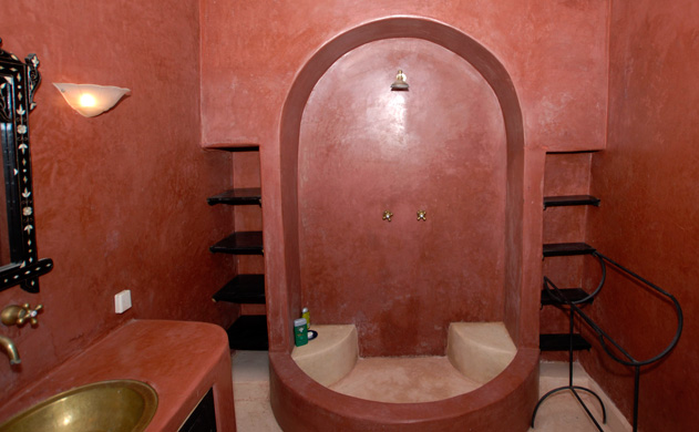 Salle de bain rouge